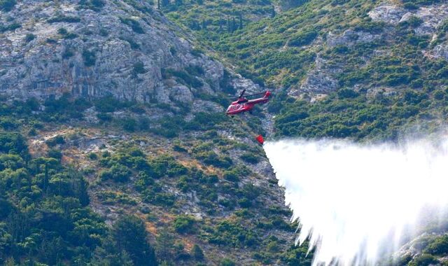 Πυρκαγιά σε δασική έκταση σε Δράμα και Καλαμπάκα. Που αλλού επιχειρούν οι πυροσβέστες