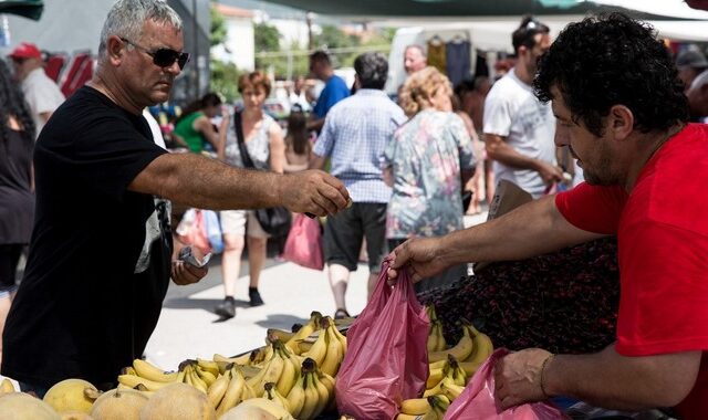 Κουπόνια για τις λαϊκές αγορές ενισχύουν τις ευπαθείς ομάδες