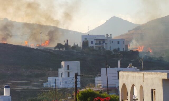 Υπό μερικό έλεγχο η πυρκαγιά στην Σύρο. Κάηκε μία αποθήκη