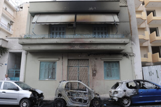 Πετράλωνα: Πανικός τα ξημερώματα από αγνώστους που πυρπόλησαν 7 αυτοκίνητα