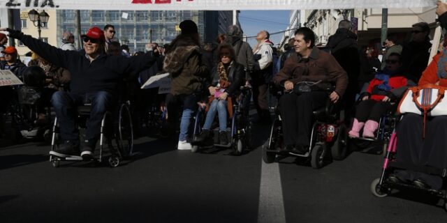 Χάρτα Δικαιωμάτων, συγκρότηση διυπουργικής επιτροπής και προσλήψεις, το τρίπτυχο της κυβέρνησης για τα ΑμΕΑ