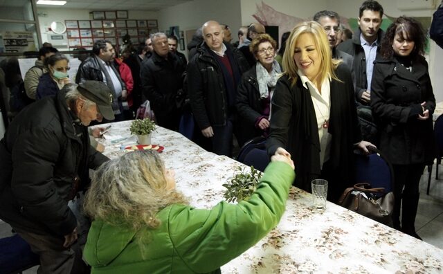 Στη δομή φιλοξενίας αστέγων του Πειραιά, η Φώφη Γεννηματά