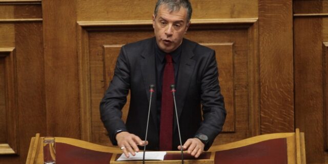 Θεοδωράκης: Θα έπρεπε να λουφάξει ο Καμμένος για το Καστελόριζο