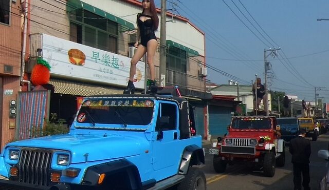 Βίντεο: Κηδεία υπερπαραγωγή με 50 pole dancers επί το έργον