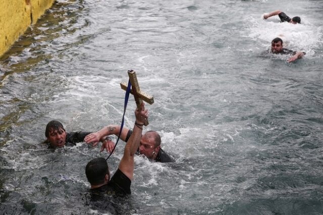 Με λαμπρότητα ο Αγιασμός των Υδάτων στον Πειραιά