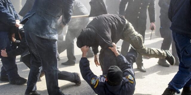 Ιωάννινα: Αστυνομικός χτυπά με κοντάρι αντιεξουσιαστή