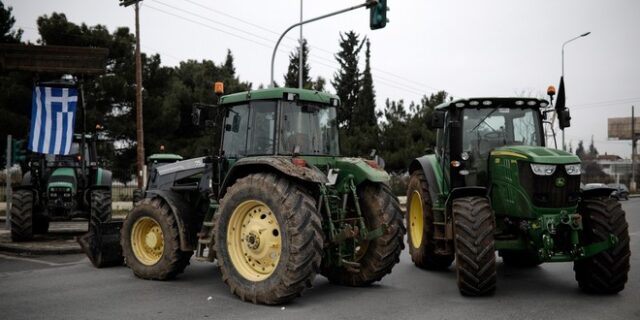 Αποκλεισμένο παραμένει από τους αγρότες το τελωνείο των Ευζώνων