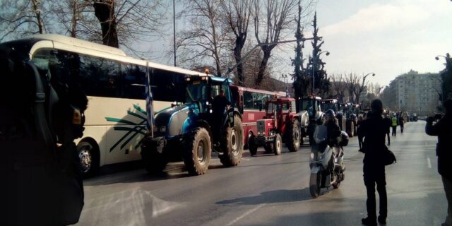 Κομβόι τρακτέρ στο κέντρο της Θεσσαλονίκης. Μικροένταση στην πύλη της ΔΕΘ