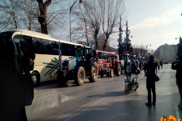 Κομβόι τρακτέρ στο κέντρο της Θεσσαλονίκης. Μικροένταση στην πύλη της ΔΕΘ