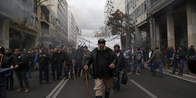 Αποχωρούν οι αγρότες από την πλατεία Βάθη