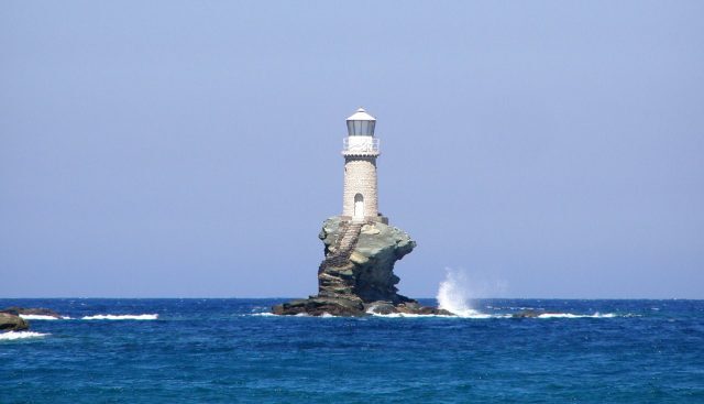 Μηχανή του Χρόνου: Πού βρίσκεται ο μοναδικός φάρος που κατασκευάστηκε σε βράχο μέσα στη θάλασσα