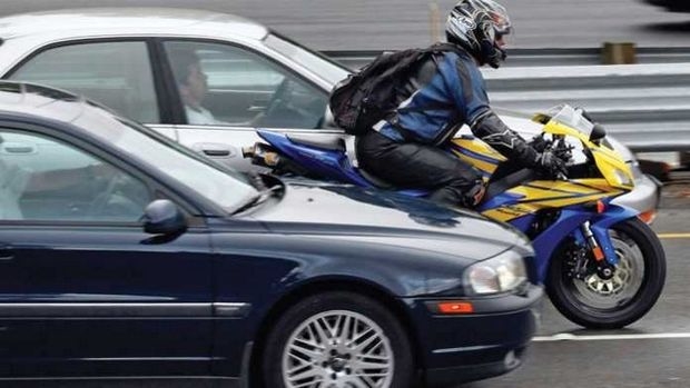 Άρειος Πάγος: Ευθύνη στους μοτοσικλετιστές για οδήγηση ανάμεσα στις λωρίδες