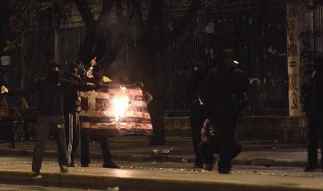 Συνελήφθη ο νεαρός που έκαψε την ελληνική σημαία