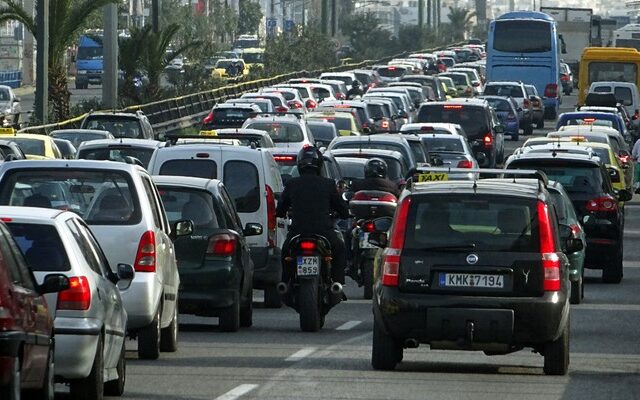 Εγκλωβισμένοι μέσα στα αυτοκίνητά τους οι Έλληνες