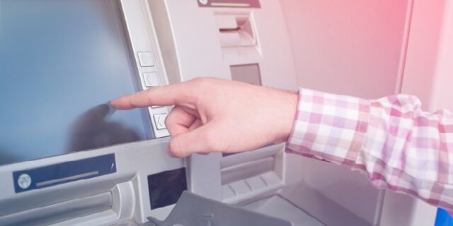 Η ιστορία του ATM: Πώς μια ‘τρύπα’ σε έναν τοίχο άλλαξε τον κόσμο