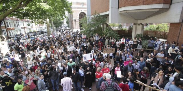 Βρετανία: ‘Δικαιοσύνη’ για τους νεκρούς του Grenfell Tower ζητούν οι κάτοικοι