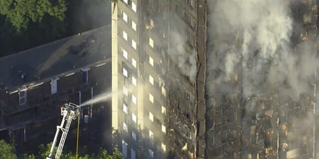Grenfell Tower: Οι πυροσβέστες έφτασαν στον τελευταίο όροφο