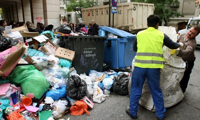 Αναστολή απεργίας. Μαζεύουν ξανά τα σκουπίδια