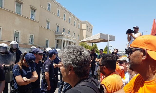 ‘Πόλεμος’ στο βουνό των σκουπιδιών. Αδιέξοδο στις συνομιλίες. Έρχονται νέες απεργίες και καταλήψεις