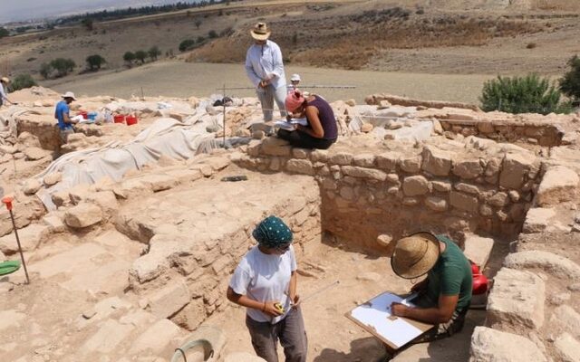 Εντυπωσιακό λίθινο τείχος αποκαλύφθηκε στα Κούκλια της Πάφου