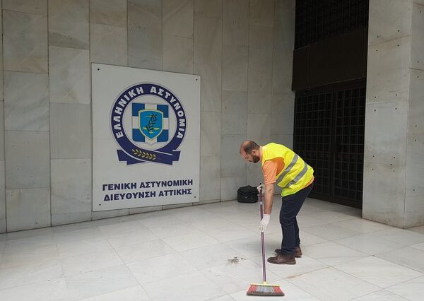 Αστυνομικοί με σκούπες έξω από τη ΓΑΔΑ