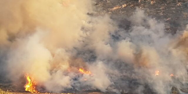 Φωτιά στα Καλύβια: Μικροεστίες αλλά ισχυρή παρουσία με τον φόβο τυχόν αναζωπυρώσεων