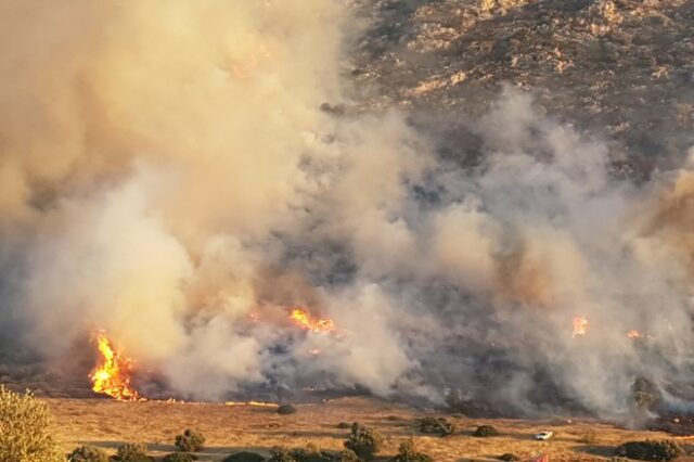 Φωτιά στα Καλύβια: Μικροεστίες αλλά ισχυρή παρουσία με τον φόβο τυχόν αναζωπυρώσεων