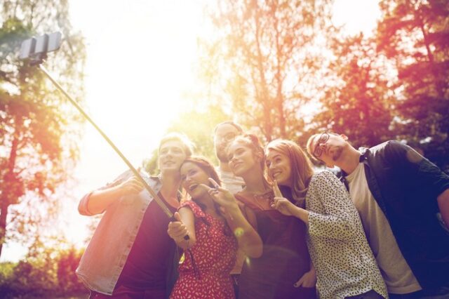 Ποια πόλη του κόσμου απαγόρευσε τα selfie sticks