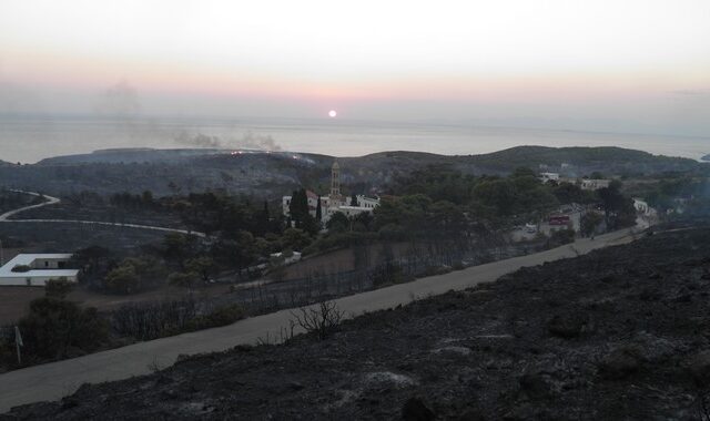 Μαίνεται για τέταρτη μέρα η καταστροφική πυρκαγιά στα Κύθηρα