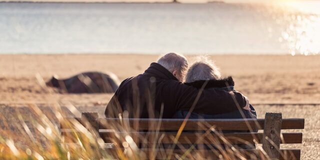 Εκείνη 98 χρονών και εκείνος 94. Γνωρίστηκαν στο γυμναστήριο και παντρεύτηκαν