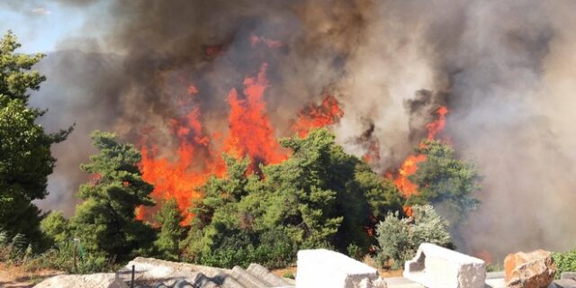 Καίγονται σπίτια στον Κάλαμο. Εκκενώθηκαν κατασκηνώσεις