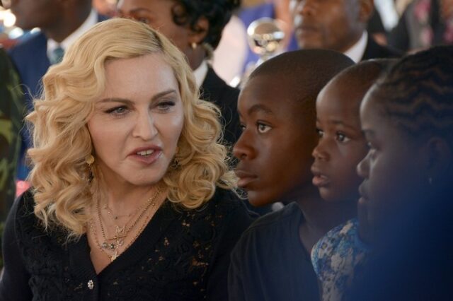 ‘Μήτηρ φαμίλιας’: Η Μαντόνα φωτογραφίζεται με τα 6 της παιδιά