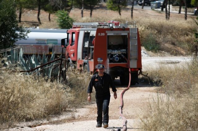 Υπό μερικό έλεγχο η φωτιά σε αποθήκη βιομηχανίας στα Μέγαρα