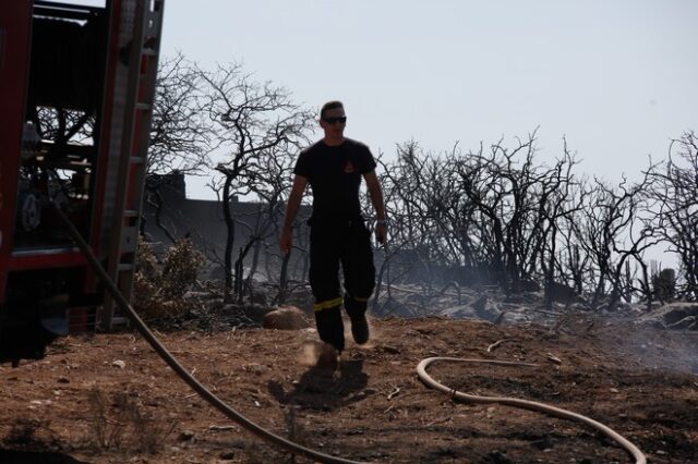 Συνελήφθη πυρομανής που έβαλε 16 φωτιές στην Αττική