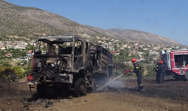 Οριοθετήθηκε η φωτιά στο Λαγονήσι. Κάηκε σπίτι και οχήματα ενώ τραυματίστηκαν 3 πυροσβέστες