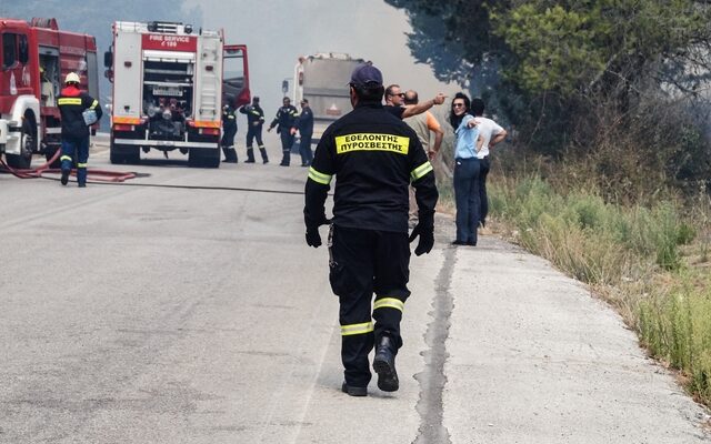 Έγκαιρη η επέμβαση της Πυροσβεστικής στην Αρτέμιδα.Σε εξέλιξη η φωτιά στο Κακαλέτρι Μεσσηνίας