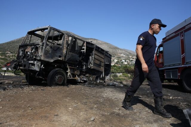 Φωτιά σε φορτηγό εν κινήσει. Από θαύμα σώθηκε ο οδηγός