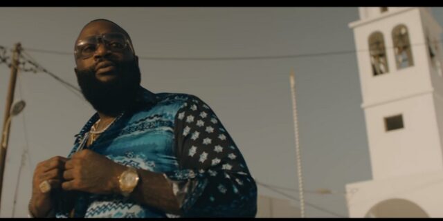 Santorini: Ο Rick Ross ραπάρει μέσα σε εκκλησία και μοιράζει δολάρια