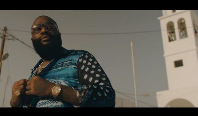 Santorini: Ο Rick Ross ραπάρει μέσα σε εκκλησία και μοιράζει δολάρια