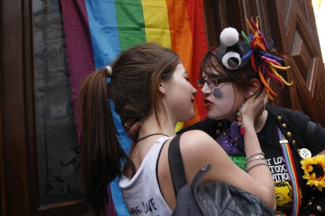 Βρετανία: Ένας στους τρεις νεαρούς δηλώνει gay ή bisexual