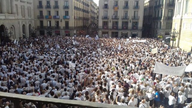 Χιλιάδες ντυμένοι στα λευκά ζητούν διάλογο για την Καταλονία