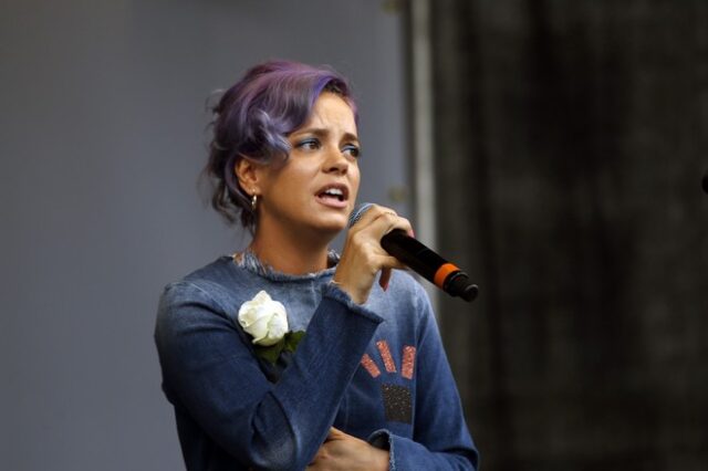 Ύπουλο ‘χτύπημα’: Η Lily Allen κοροϊδεύει υιοθετημένο πρωταθλητή του μποξ