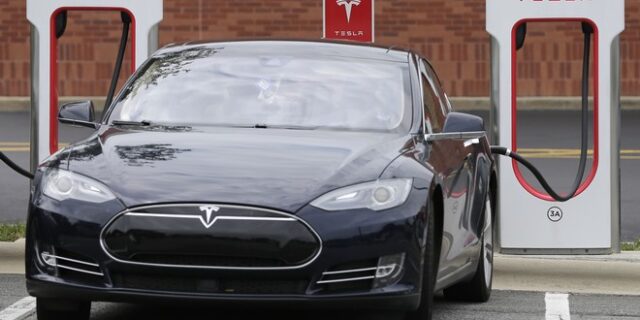 Εντυπωσιακό βίντεο: Αυτοκίνητο Tesla προβλέπει σύγκρουση και την αποφεύγει