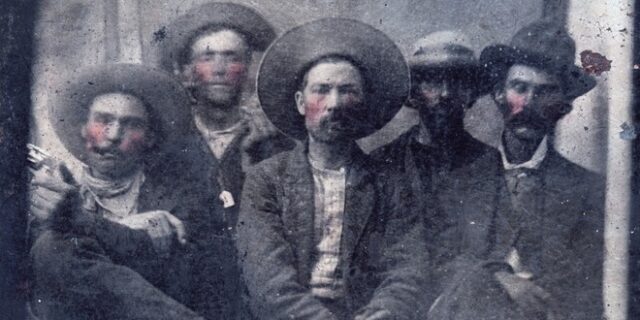 Billy the Kid: Βρέθηκε σπάνια φωτογραφία που ποζάρει δίπλα στο δολοφόνο του