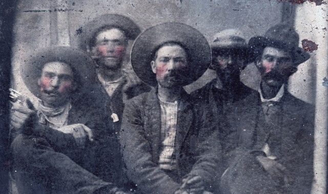 Billy the Kid: Βρέθηκε σπάνια φωτογραφία που ποζάρει δίπλα στο δολοφόνο του