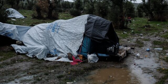 Πρόσφυγες ‘κολλημένοι’ στις λάσπες της Μόριας