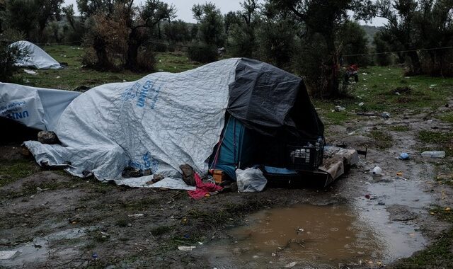 Πρόσφυγες ‘κολλημένοι’ στις λάσπες της Μόριας