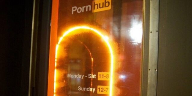 Το πρώτο κατάστημα του Pornhub διαθέτει κρεβάτι με κάμερα livestreaming