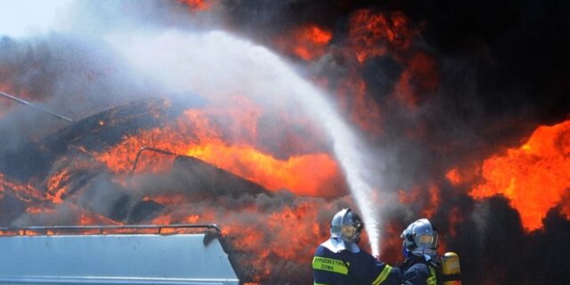 Σε εξέλιξη πυρκαγιά σε αγκυροβολημένο σκάφος στον Άλιμο