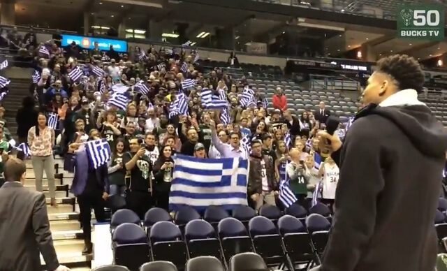Μιλγουόκι: Ο Αντετοκούνμπο τραγούδησε τον εθνικό ύμνο μαζί με εκατοντάδες Έλληνες